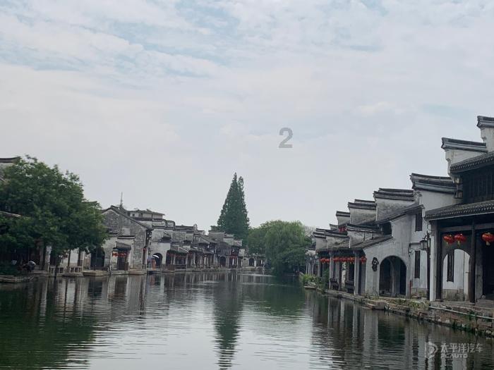 白色牛仔裤搭配红色V领短袖,非常时尚潮流,很有女性魅力,你喜欢吗?-有问必答平台专业解答
